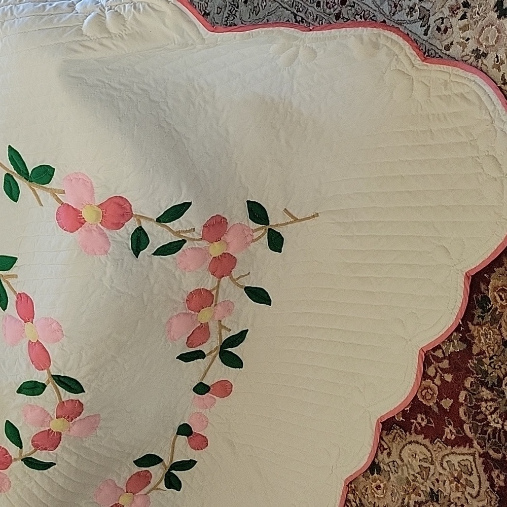 Vtg Handmade Dogwood Quilt - Picture 2 of 6